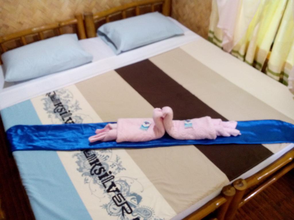 ホテルシャリズ イン エルニド 部屋 写真